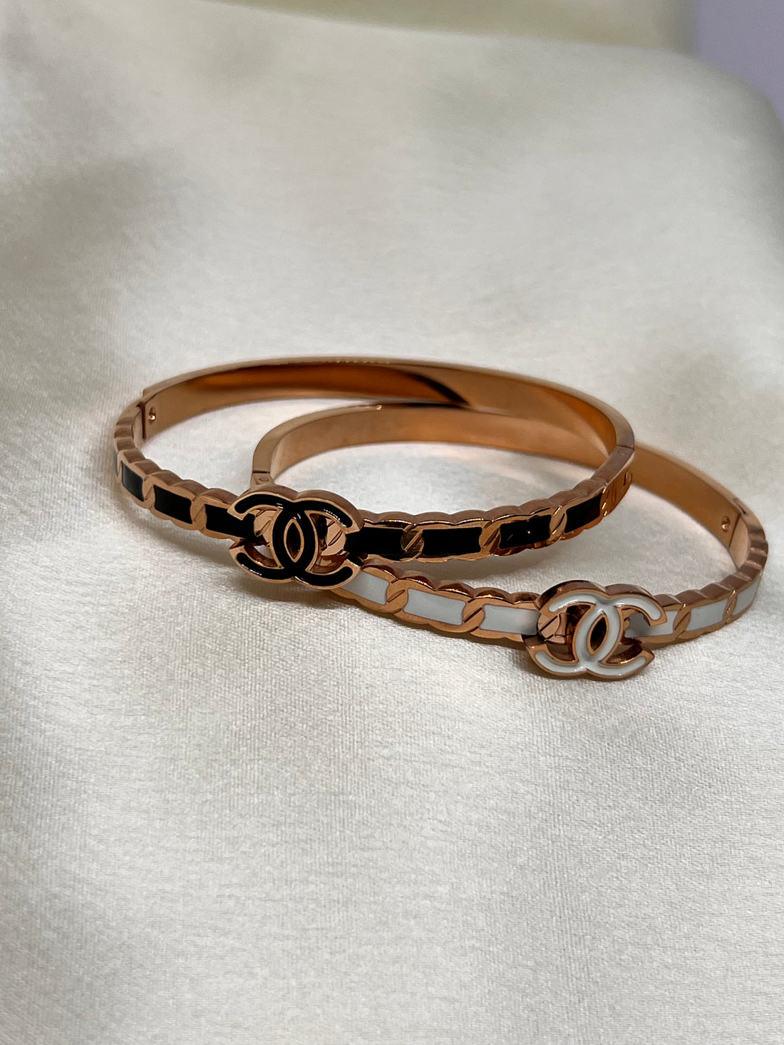 CHÉRIE B & W Anti-Tarnish Bracelet
