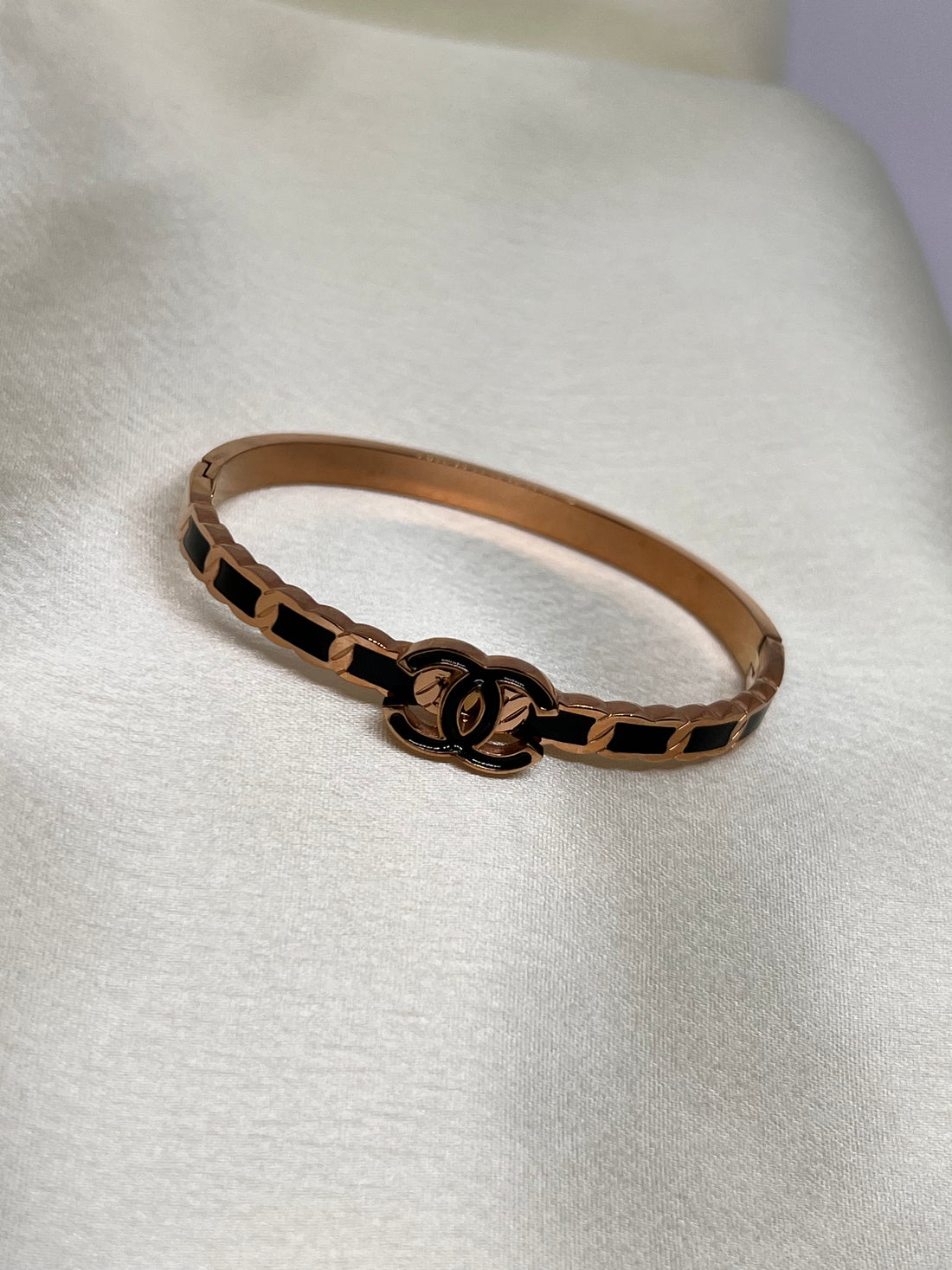 CHÉRIE B & W Anti-Tarnish Bracelet